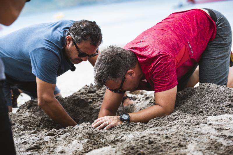 Au făcut cratere pe plajă! Concurenții din Asia Express au răscolit nisipul după indicii! „Am săpat de ziceai că facem fundație la o casă”