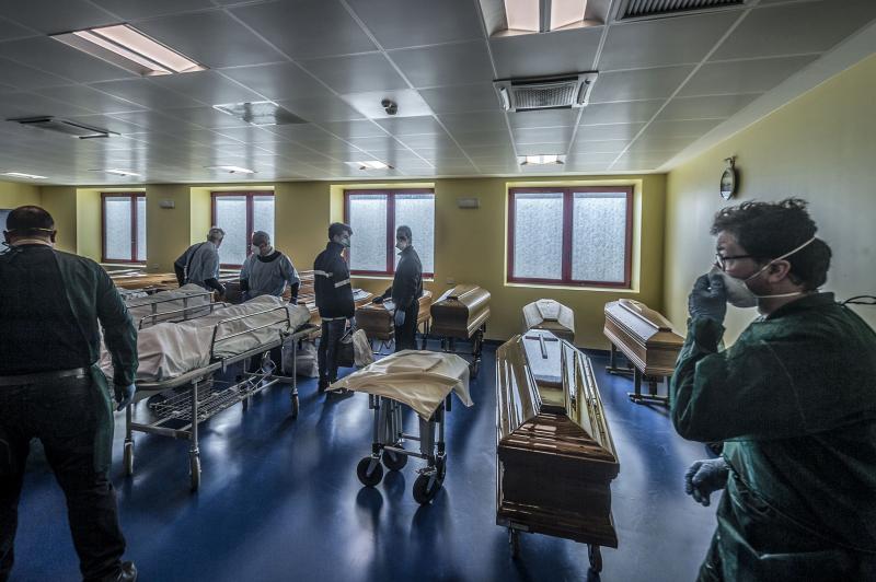 "În Bergamo nu mai sunt sicrie. Morții sunt așezați fără a fi îmbrăcați, din cauza riscului mare de infecție." Situație dramatică în Italia, din cauza coronavirusului