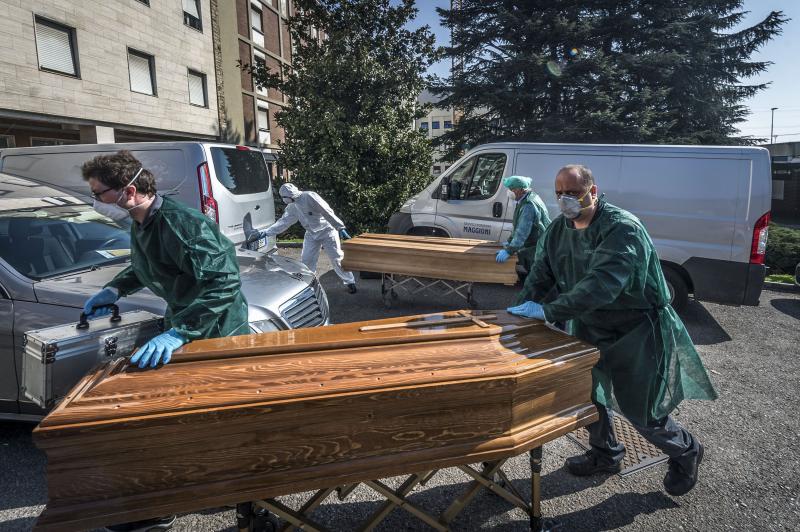 "În Bergamo nu mai sunt sicrie. Morții sunt așezați fără a fi îmbrăcați, din cauza riscului mare de infecție." Situație dramatică în Italia, din cauza coronavirusului