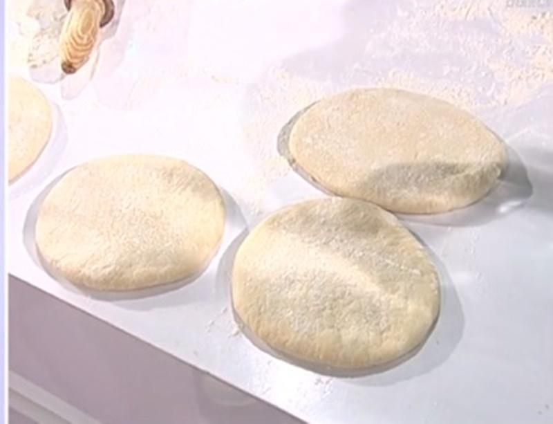 Cum poți face turte la tigaie cu praf de copt în loc de drojdie - Rețeta lui Chef Munti