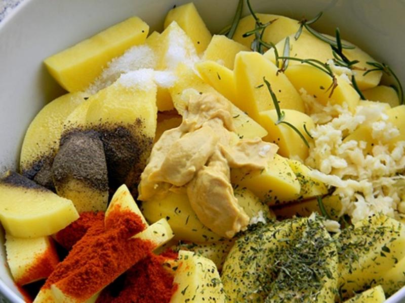 Rețetă de post. Rețetă de cartofi aurii, crocanți și foarte aromatizați