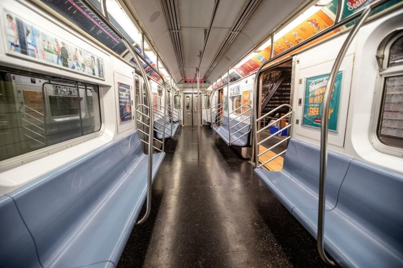 Ultima nuntă, înainte de carantină. Mirii pe stradă, preotul....la etajul patru! Așa arată dragostea, în vremea coronavirusului