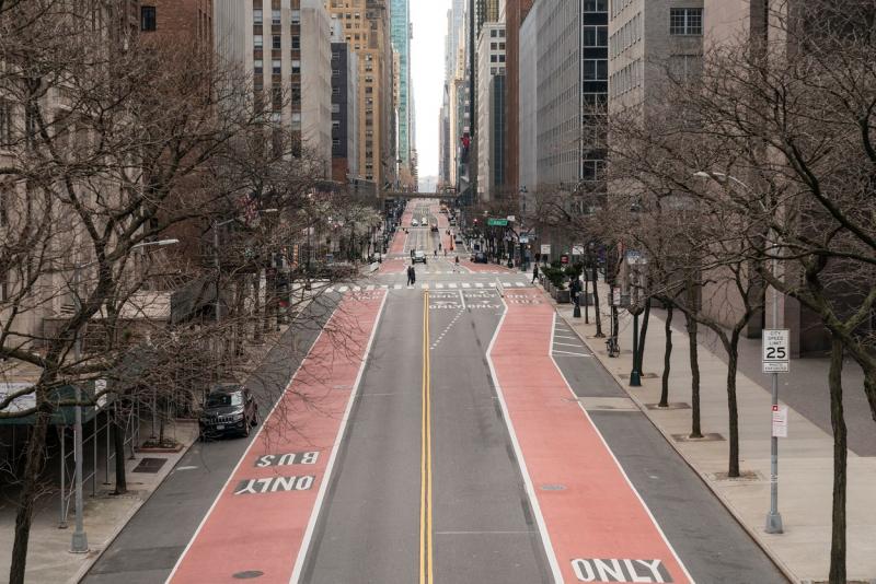 Ultima nuntă, înainte de carantină. Mirii pe stradă, preotul....la etajul patru! Așa arată dragostea, în vremea coronavirusului