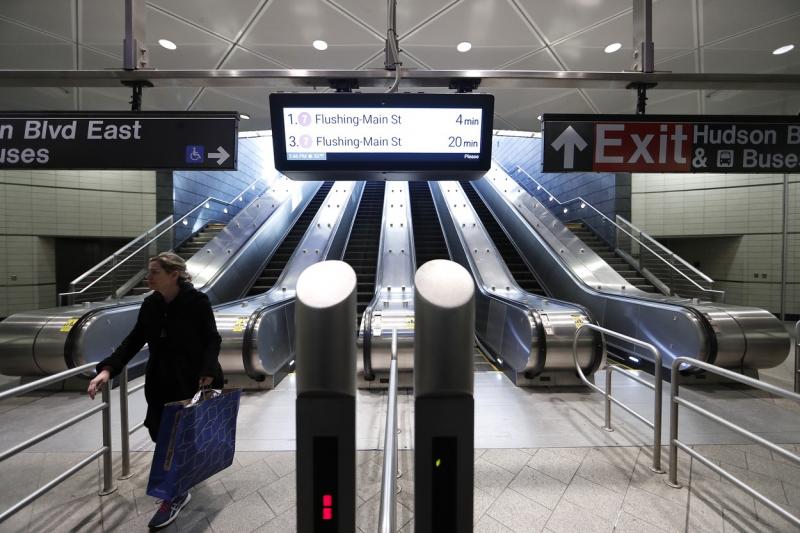 Ultima nuntă, înainte de carantină. Mirii pe stradă, preotul....la etajul patru! Așa arată dragostea, în vremea coronavirusului