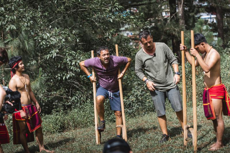 Rezistă cine poate la Asia Express! Sorin Bontea a ajuns să meargă pe picioroange! „Era să-mi sară genunchiul”