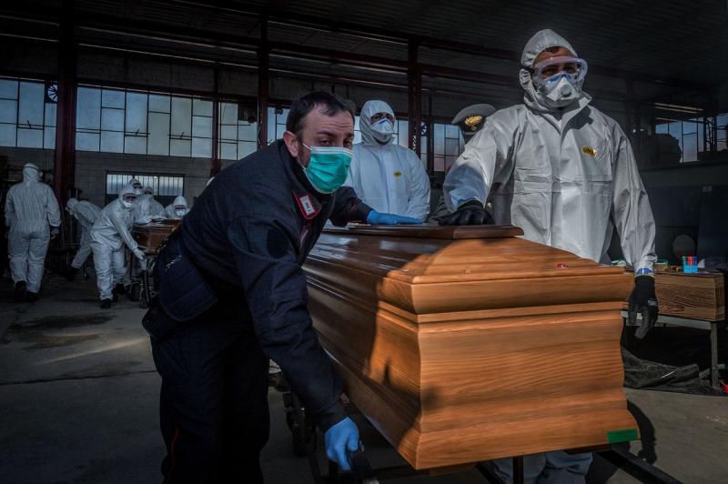 Scenă dramatică în Italia! "Băiețelul face cu mâna. Adio!" O familie își ia rămas bun de la UN sicriu, băgat de militari în camionul de armată