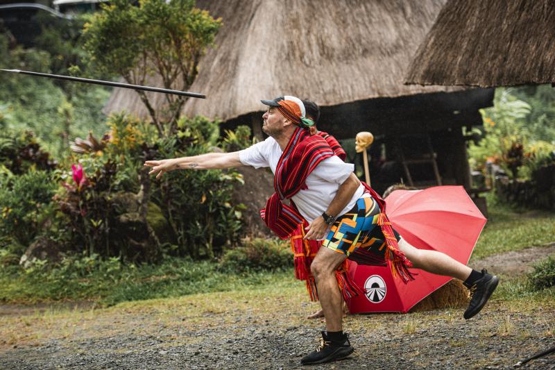 Au aruncat cu sulița ca băștinașii! Alexandru Abagiu de la Asia Express, captivat de toiagul cu craniu: „Are gust de om, ce să zic”