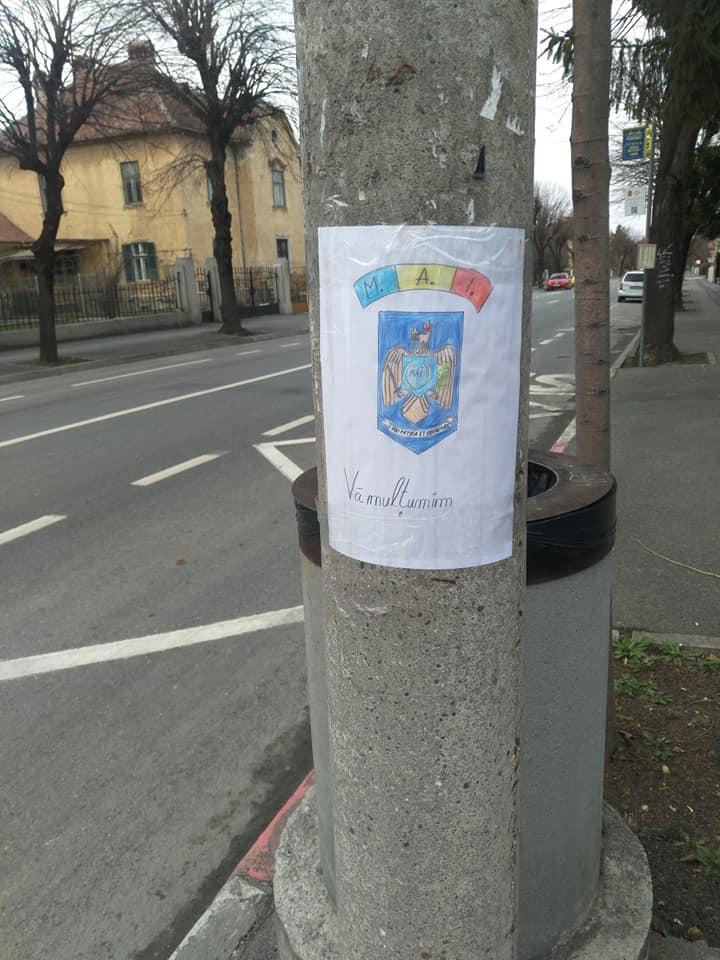 Gest emoționant pe timp de coronavirus! Ce a lipit un student din Sibiu pe stâlpii din oraș
