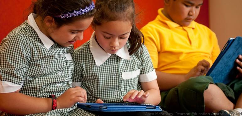 Ministerul Educaţiei: Elevii vor primi tablete cu abonament de internet! Ce condiții există