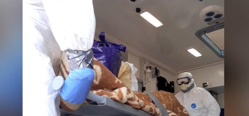 Medicii folosesc costume de zugravi în loc de combinezoane! O pacientă cu coronavirus rupe tăcerea: „L-au scos pe targă, cu o pătură pe el”