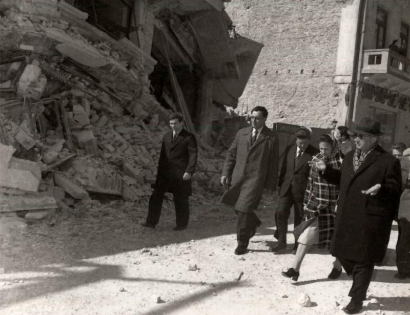 Se simte cutremur. E 4 martie 77. Mor peste 1.500 de oameni. Pe străzi se strâng dărâmăturile cu mătura. Ceaușescu privește și exclamă: "Demolați totul!"