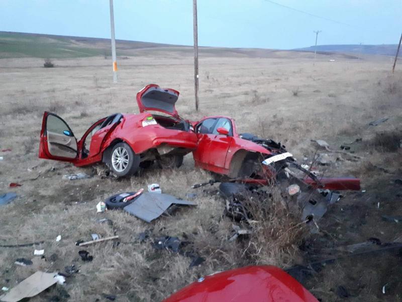 Foto | BMW despicat în jumătate, șoferul nicio zgârietură. S-a ridicat din mașină și a așteptat pompierii și salvarea