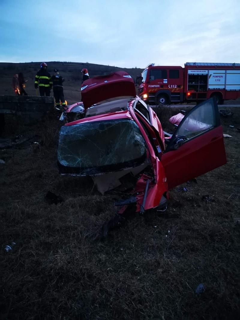 Foto | BMW despicat în jumătate, șoferul nicio zgârietură. S-a ridicat din mașină și a așteptat pompierii și salvarea