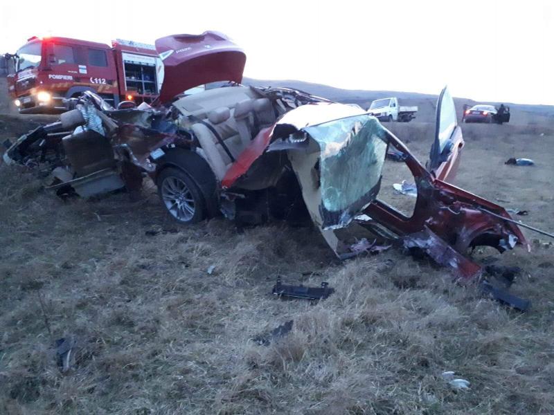 Foto | BMW despicat în jumătate, șoferul nicio zgârietură. S-a ridicat din mașină și a așteptat pompierii și salvarea