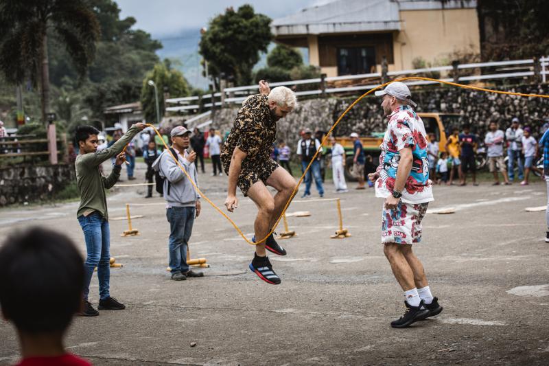 Aruncatul cu papucul, proba la care Alex Abagiu și Radu Vlăduț au făcut spectacol! Frații Ristei, înfrângere dureroasă