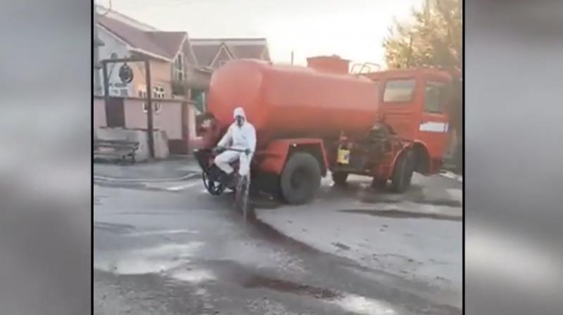 Dezinfecție de tot râsul pe străzile din Turnu Măgurele! Imaginile ce i-au scandalizat pe români: „Asta e batjocură”