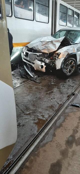 Accident grav în Capitală, la pasajul Mihai Bravu. Un BMW a intrat în plin într-un tramvai cu călători