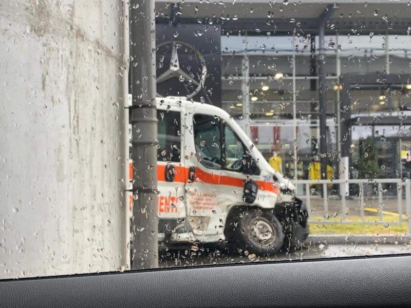 Accident grav în Capitală, la pasajul Mihai Bravu. Un BMW a intrat în plin într-un tramvai cu călători