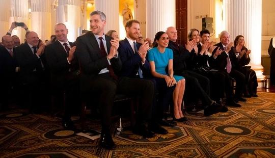 Meghan Markle radiază de când l-a luat pe Prințul Harry de lângă familia regală. Cum a apărut fosta ducesă la Londra - FOTO