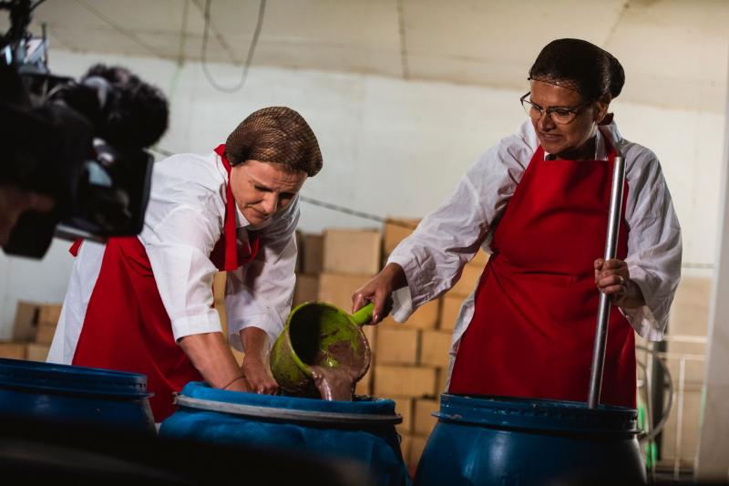 Concurenții „Asia Express - Drumul Comorilor”, nevoiți să mănânce „delicatese” locale - Galerie foto