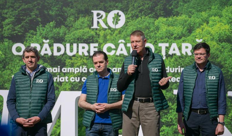 La o zi după ce activista Greta Thunberg a cerut românilor să se unească pentru a salva pădurile, Klaus Iohannis și Ludovic Orban au plantat copaci
