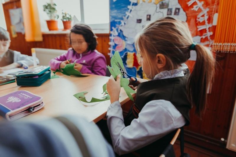 Ți se rupe sufletul! Scrisori de 8 Martie, de la copiii cu mame plecate în străinătate:  "Te iubesc, mamă! Şi la mulţi ani!"