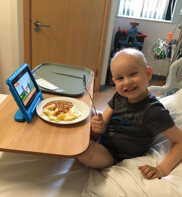 Dramă cumplită într-o familie. Mama și fiul ei, de doar patru ani, ambii diagnosticați cu cancer. Cum au ieșit învingători cei doi, în lupta cu necruțătoarea boală