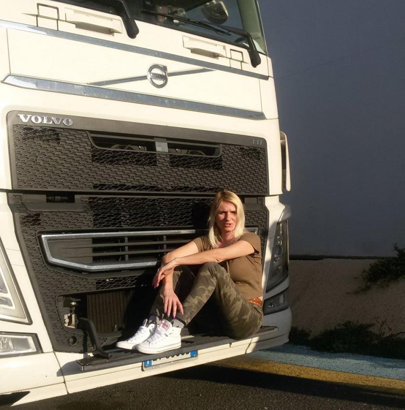 Crina sfidează coronavirusul! Românca șofer de TIR duce, zilnic, mâncare italienilor din zonele cele mai afectate de COVID-19