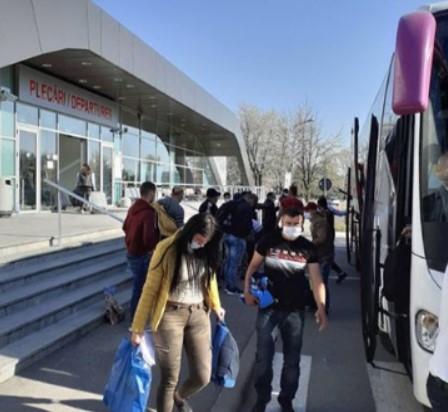 UPDATE: Zeci de români chemați la muncă în Germania, au aglomerat Aeroportul din Iași, riscând să se infecteze cu coronavirus