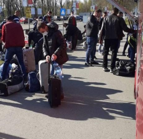 UPDATE: Zeci de români chemați la muncă în Germania, au aglomerat Aeroportul din Iași, riscând să se infecteze cu coronavirus