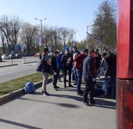 UPDATE: Zeci de români chemați la muncă în Germania, au aglomerat Aeroportul din Iași, riscând să se infecteze cu coronavirus