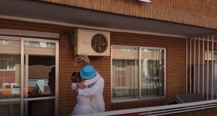 Căsătorie inedită în Spania! Doi îndrăgostiți și-au unit destinele pe balconul casei, după ce pandemia de coronavirus i-a forțat să anuleze nunta