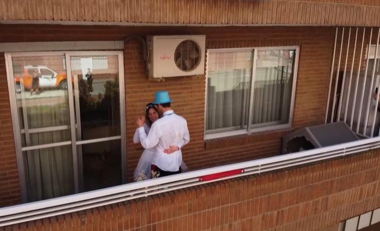 Căsătorie inedită în Spania! Doi îndrăgostiți și-au unit destinele pe balconul casei, după ce pandemia de coronavirus i-a forțat să anuleze nunta
