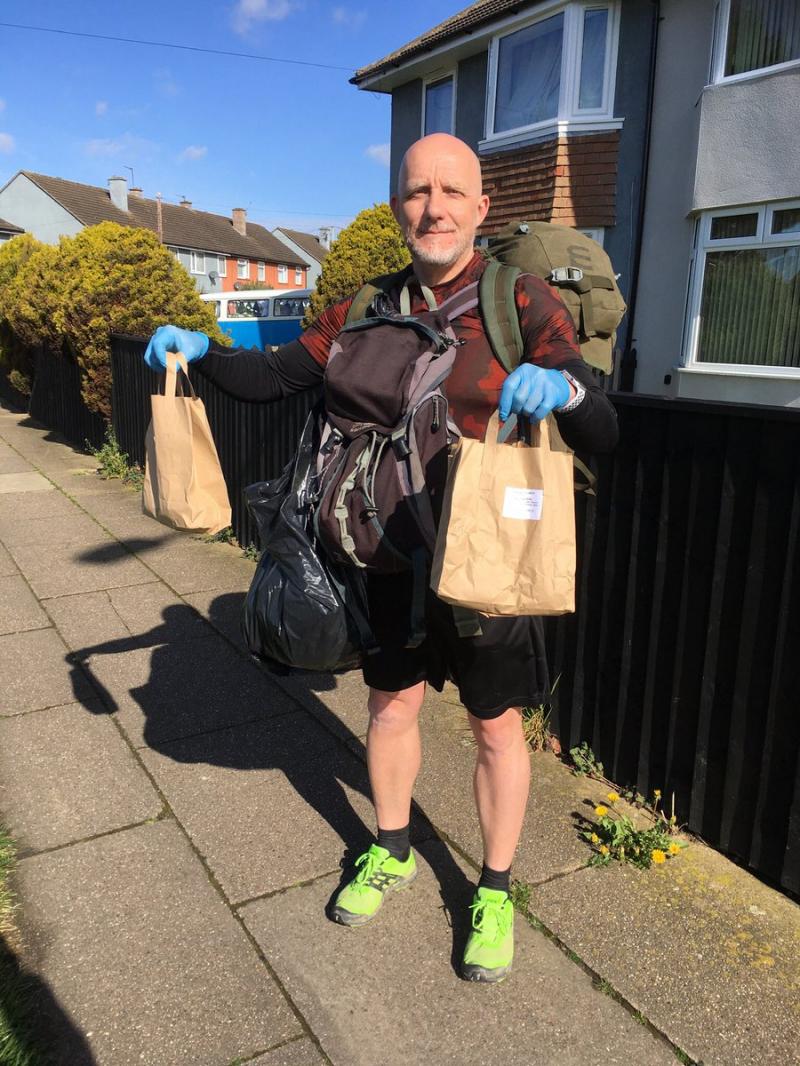 „E mai important să mănânce copiii”. Un profesor merge opt kilometri pe jos ca să ducă o masă elevilor săraci, afectați de coronavirus