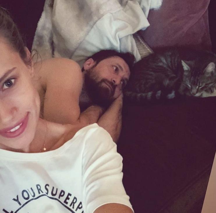 Interzis minorilor! Iubita lui Dani Oțil, poze sexy din dormitor! Fotomodelul a pus tot internetul pe jar