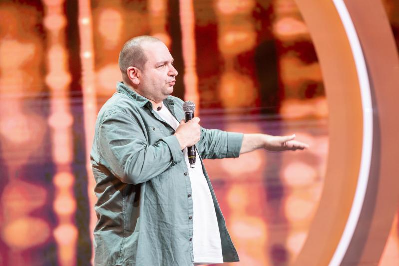 Vă mai aduceți aminte de Sică? Marius Coandă, super show pe scena iUmor! „Iei gelul lubrifiant și îl bagi după pâine, ca să scapi”