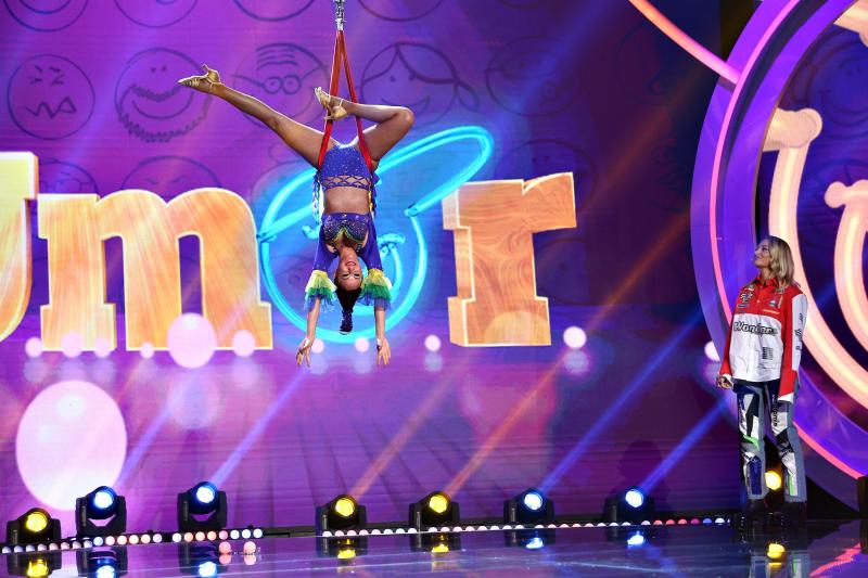 Nici la Sala Palatului n-ai să vezi asta! Delia a plutit magic, atârnată de părul braziliencei Luana Cayres