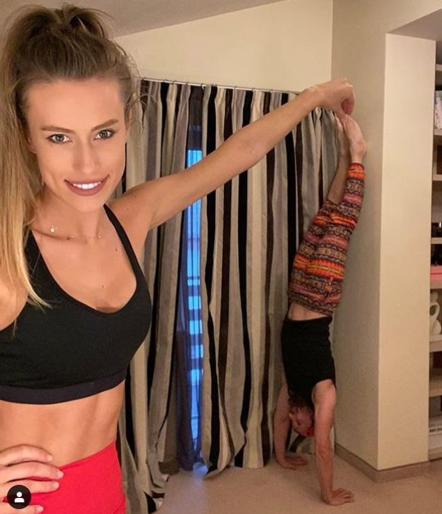 Imagini fierbinți cu Dani Oțil și iubita sa, văzute de sute de mii de fani! „Sunteţi doi în carantină, să nu ieşiţi trei!”