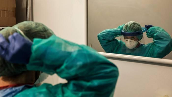 Așa arată mâinile cadrelor medicale din Suceava, după 12 ore de muncă! „Purtăm trei rânduri de mănuși. Picioarele nu le arăt, că mi-e rușine”