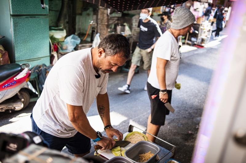 Ca la Chefi la cuțite! Sorin Bontea a făcut instrucție în bucătărie cu Răzvan Fodor: „Hai, o sută de marafeți din ăștia! Mai repede!”