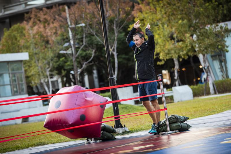 S-au trezit pioni într-un joc uriaș de Monopoly! Concurenții de la Asia Express au făcut spectacol: „Să curgă cu bani”