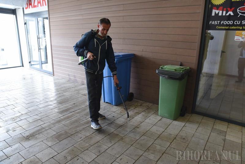 Măsuri anti-coronavirus! Comercianţii şi cumpărătorii sunt testaţi cu termometrul la intrarea în pieţe. "Nu le pasă de noi, vânzările au scăzut"-FOTO