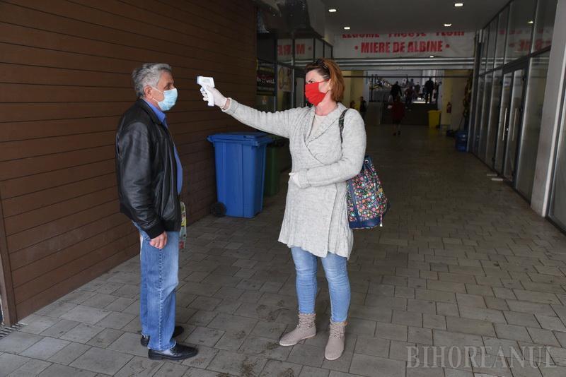 Măsuri anti-coronavirus! Comercianţii şi cumpărătorii sunt testaţi cu termometrul la intrarea în pieţe. "Nu le pasă de noi, vânzările au scăzut"-FOTO
