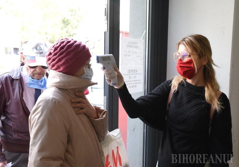 Măsuri anti-coronavirus! Comercianţii şi cumpărătorii sunt testaţi cu termometrul la intrarea în pieţe. "Nu le pasă de noi, vânzările au scăzut"-FOTO