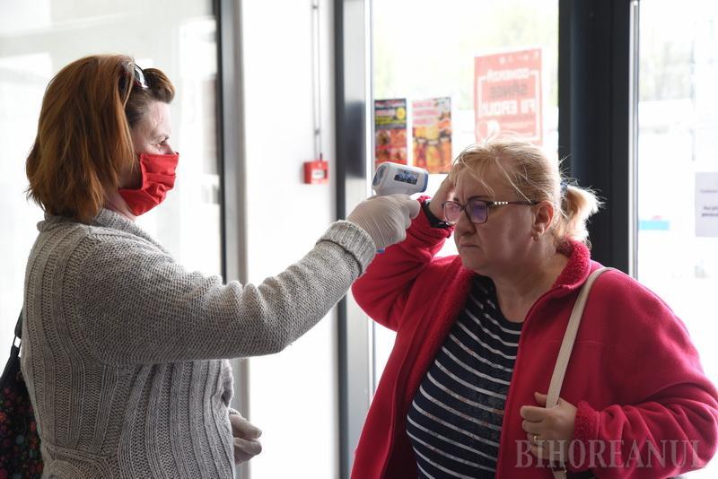Măsuri anti-coronavirus! Comercianţii şi cumpărătorii sunt testaţi cu termometrul la intrarea în pieţe. "Nu le pasă de noi, vânzările au scăzut"-FOTO