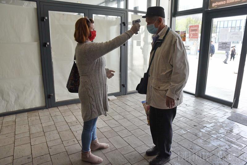 Măsuri anti-coronavirus! Comercianţii şi cumpărătorii sunt testaţi cu termometrul la intrarea în pieţe. "Nu le pasă de noi, vânzările au scăzut"-FOTO