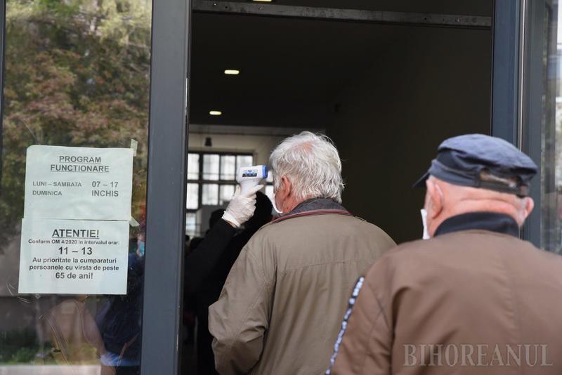 Măsuri anti-coronavirus! Comercianţii şi cumpărătorii sunt testaţi cu termometrul la intrarea în pieţe. "Nu le pasă de noi, vânzările au scăzut"-FOTO