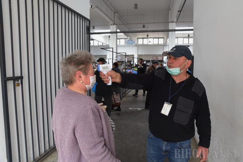 Măsuri anti-coronavirus! Comercianţii şi cumpărătorii sunt testaţi cu termometrul la intrarea în pieţe. "Nu le pasă de noi, vânzările au scăzut"-FOTO