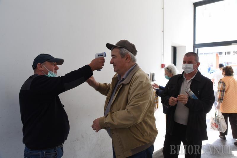 Măsuri anti-coronavirus! Comercianţii şi cumpărătorii sunt testaţi cu termometrul la intrarea în pieţe. "Nu le pasă de noi, vânzările au scăzut"-FOTO