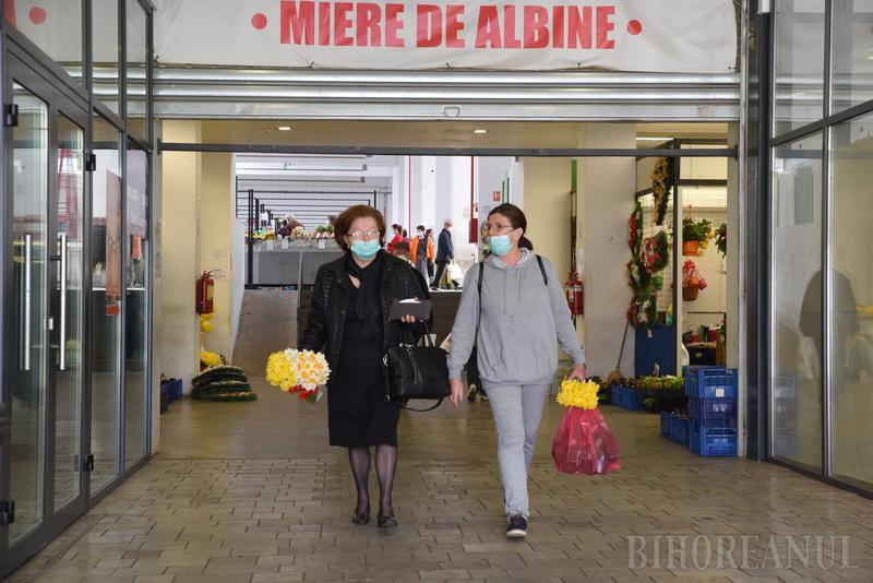 Măsuri anti-coronavirus! Comercianţii şi cumpărătorii sunt testaţi cu termometrul la intrarea în pieţe. "Nu le pasă de noi, vânzările au scăzut"-FOTO